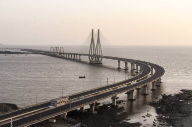 MUMBAI / INDIA - 21 Mart 2020: COVID-19 Coronavirus 'a karşı önleyici bir önlem olarak hükümet tarafından ülke çapında kilit altına alındığı sırada terk edilmiş Bandra Worli deniz bağlantısının genel görünümü.