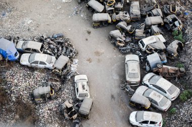 MUMBAI / INDIA - 21 Mart 2020: Bandra 'daki terk edilmiş eski motorlu araçların genel görünümü.