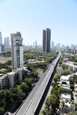 MUMBAI / INDIA - Mart 22, 2020: COVID-19 Coronavirus 'a karşı önleyici bir önlem olarak hükümet tarafından ülke çapında kilitlenme sırasında terk edilmiş bir Dadar TT üstgeçişinin genel görünümü.