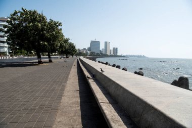 MUMBAI / INDIA - 22 Mart 2020: COVID-19 Coronavirus 'a karşı önleyici bir tedbir olarak, hükümet tarafından ülke çapında tecrit edilen terk edilmiş bir Deniz Harp Gezintisinin genel görünümü.