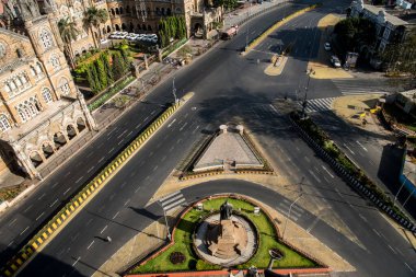 MUMBAI / INDIA - 22 Mart 2020: COVID-19 Coronavirus 'a karşı önleyici bir önlem olarak ülke çapındaki tecrit sırasında Chhatrapati Shivaji Maharaj Terminus' da terk edilmiş bir yola genel bakış..