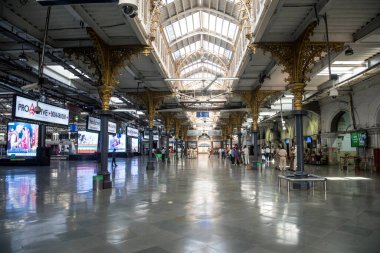 MUMBAI / INDIA - Mart 22, 2020: COVID-19 Coronavirus 'a karşı önleyici bir önlem olarak hükümet tarafından ülke çapında tecrit edilen Shivaji Maharaj Terminus' un terk edilmiş bir Chhatrapati 'ye genel bakışı