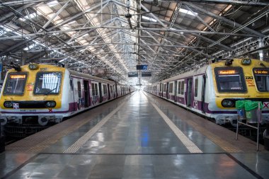 MUMBAI / INDIA-MARCH 22, 2020: COVID-19 Coronavirus 'a karşı önleyici bir önlem olarak devlet tarafından ülke çapında tecrit edilen Shivaji Maharaj terminalinde trenler durmaktadır