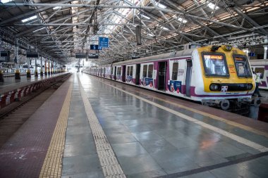 MUMBAI / INDIA-MARCH 22, 2020: COVID-19 Coronavirus 'a karşı önleyici bir önlem olarak devlet tarafından ülke çapında tecrit edilen Shivaji Maharaj terminalinde trenler durmaktadır.