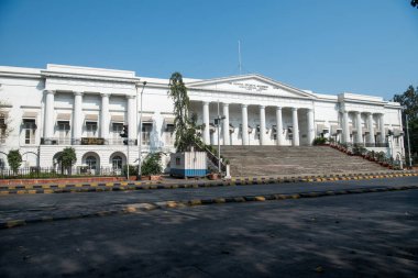 MUMBAI / INDIA - 28 Mart 2020: COVID-19 Coronavirus 'a karşı önleyici bir önlem olarak hükümet tarafından ülke çapında kilit altına alınan Mumbai Asya Topluluğu' nda terk edilmiş bir örgüte genel bakış.