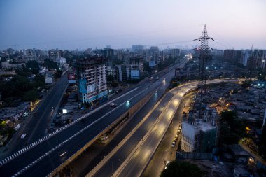 MUMBAI / INDIA - 10 Nisan 2020: COVID-19 Coronavirus 'a karşı önleyici bir önlem olarak hükümet tarafından dayatılan ülke çapındaki sınır kapısının terk edilmiş Amar Mahal kavşağının genel görünümü.