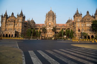 MUMBAI / INDIA - 18 Nisan 2020: COVID-19 Coronavirus 'a karşı önleyici bir önlem olarak ülke çapındaki tecrit sırasında Chhatrapati Shivaji Maharaj Terminus' da terk edilmiş bir yolun genel görünümü..