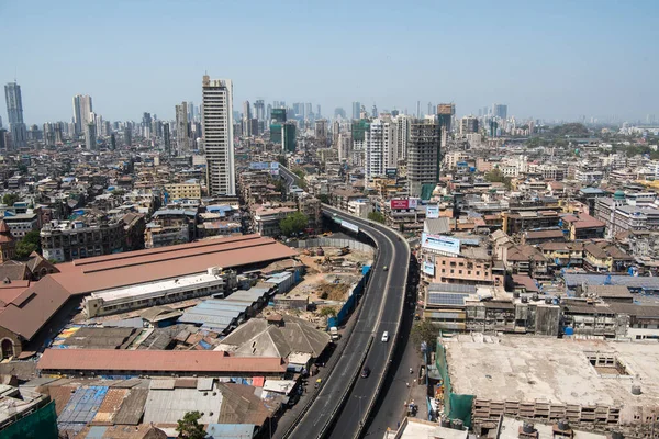 MUMBAI / INDIA - 21 Mart 2020: COVID-19 Coronavirus 'a karşı önleyici bir tedbir olarak hükümet tarafından ülke çapında tecrit edilen terk edilmiş bir JJ üstgeçidine genel bakış