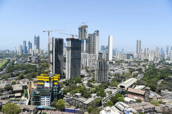 MUMBAI / INDIA - Mart 22, 2020: COVID-19 Coronavirus 'a karşı önleyici bir önlem olarak hükümet tarafından ülke çapında kilit altına alınan Mahalaxmi' de terk edilmiş Jacob Circle 'ın genel görünümü.