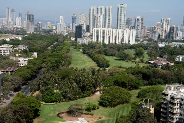 MUMBAI / INDIA - 22 Mart 2020: Hacı Ali kavşağındaki Willingdon Spor Kulübü 'nün havadan görünüşü.