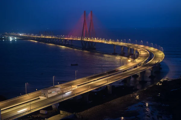 MUMBAI / INDIA - APRIL 7, 2020: COVID-19 Coronavirus 'a karşı önleyici bir önlem olarak hükümet tarafından ülke çapında tecrit edilen Bandra Worli deniz bağlantısının genel görünümü.