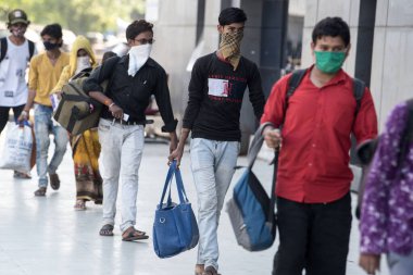 MUMBAI / INDIA - 8 Mayıs 2020: Göçmen işçiler, yurt çapındaki tecrit sırasında doğal yerlerini geri almak üzere trene binmek üzere LTT terminaline vardılar.