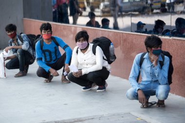 MUMBAI / INDIA - 8 Mayıs 2020: Göçmen işçiler, bir LTT terminaline girmek ve ülke çapındaki tecrit sırasında yerli yerlerini geri almak için trene binmek için kuyruğa girdiler