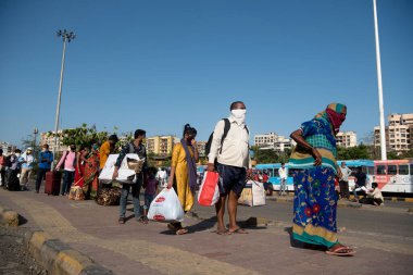 MUMBAI / INDIA - 8 Mayıs 2020: Göçmen işçiler, yurt çapındaki tecrit sırasında doğal yerlerini geri almak üzere trene binmek üzere LTT terminaline vardılar.