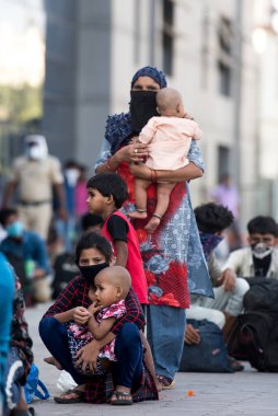 MUMBAI / INDIA - 8 Mayıs 2020: Göçmen işçiler, yurt çapındaki tecrit sırasında doğal yerlerini geri almak üzere trene binmek üzere LTT terminaline vardılar.