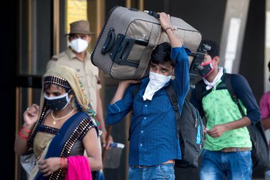 MUMBAI / INDIA - 8 Mayıs 2020: Göçmen işçiler, yurt çapındaki tecrit sırasında doğal yerlerini geri almak üzere trene binmek üzere LTT terminaline vardılar.