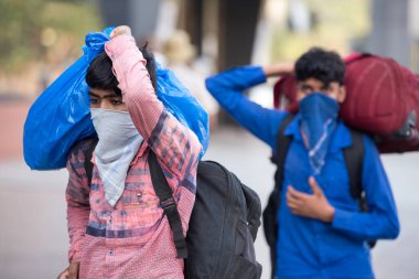 MUMBAI / INDIA - 8 Mayıs 2020: Göçmen işçiler, yurt çapındaki tecrit sırasında doğal yerlerini geri almak üzere trene binmek üzere LTT terminaline vardılar.