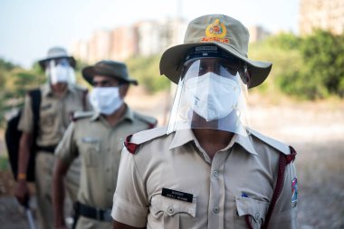 MUMBAI / INDIA - 8 Mayıs 2020: Demiryolu terminalindeki ülke çapındaki tecrit sırasında LTT terminalinde koruyucu maske takan Demiryolu Koruma Gücü.