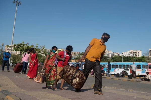 Mumbai India Května 2020 Migrující Pracovníci Přijíždějí Terminus Ltt Aby — Stock fotografie