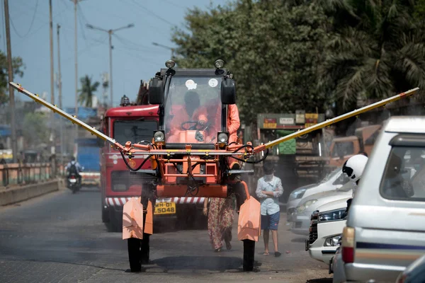 Mumbai India April 2020 Муніципальні Робітники Спрей Дезинфект Уздовж Вулиці — стокове фото
