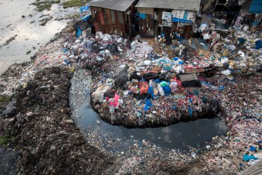 MUMBAI / INDIA - 1 Mayıs 2020: Bombay 'da kirlenmiş Mithi nehrinin yakınındaki bir Kurla gecekondu mahallesinde çöp yığını görüntüsü