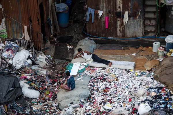 Mumbai India Května 2020 Muž Kontroluje Svůj Mobilní Telefon Který — Stock fotografie