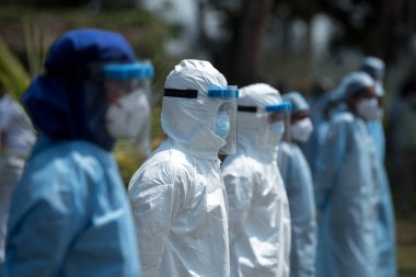 MUMBAI / INDIA MAYIS 3, 2020: INHS Asvini sağlık çalışanı, COVID -19 Coronavirüs 'ün Mumbai' de yayılmasına karşı verilen mücadeleye katılan herkese saygılarını sunmak için ayağa kalkar..