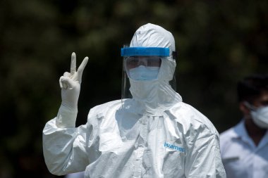 MUMBAI / INDIA - 3 Mayıs 2020: Göçmen işçiler, COVID -19 Coronavirüs 'e karşı önleyici bir önlem olarak ülke çapındaki tecrit sırasında evlerine dönebilmek için doktor sertifikaları almak üzere kuyrukta bekliyorlar