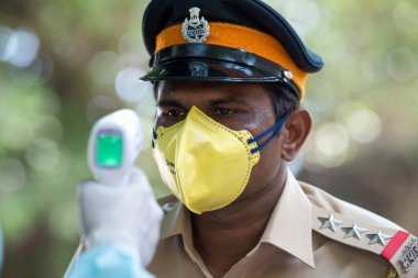 MUMBAI / INDIA - 3 Mayıs 2020: Göçmen işçiler, COVID -19 Coronavirüs 'e karşı önleyici bir önlem olarak ülke çapındaki tecrit sırasında evlerine dönebilmek için doktor sertifikaları almak üzere kuyrukta bekliyorlar