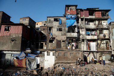 MUMBAI / INDIA - 6 Mayıs 2020: Behrampada gecekondu mahallesindeki gecekondu mahallesinin genel görünümü, Bandra.