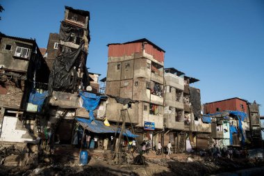 MUMBAI / INDIA - 6 Mayıs 2020: Behrampada gecekondu mahallesindeki gecekondu mahallesinin genel görünümü, Bandra.