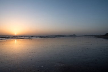 MUMBAI / INDIA - 6 Mayıs 2020: COVID-19 Coronavirus 'a karşı önleyici bir önlem olarak hükümet tarafından ülke çapında tecrit edilen Juhu plajındaki terk edilmiş gıda tezgahlarının genel görünümü.