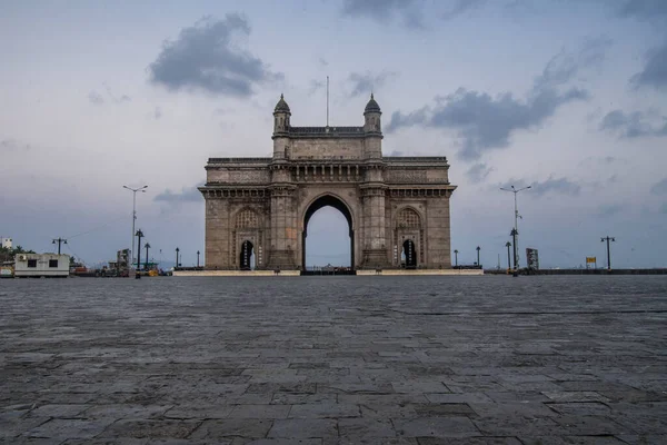 MUMBAI / INDIA MAYIS 3, 2020: INHS Asvini sağlık çalışanı, COVID -19 Coronavirüs 'ün Mumbai' de yayılmasına karşı verilen mücadeleye katılan herkese saygılarını sunmak için ayağa kalkar..