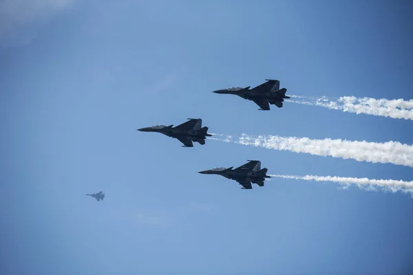 MUMBAI / INDIA MAYIS 3, 2020: INHS Asvini sağlık çalışanı, COVID -19 Coronavirüs 'ün Mumbai' de yayılmasına karşı verilen mücadeleye katılan herkese saygılarını sunmak için ayağa kalkar..