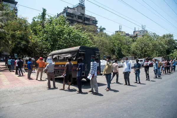 Mumbai India Mayo 2020 Trabajadores Migrantes Hacen Cola Para Recoger —  Fotos de Stock
