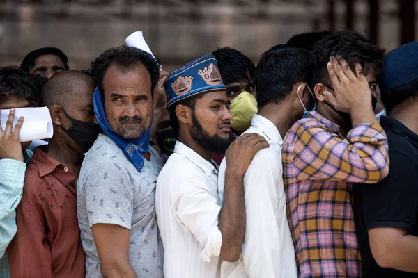 Mumbai India Mayo 2020 Trabajadores Migrantes Hacen Cola Para Recoger — Foto de Stock