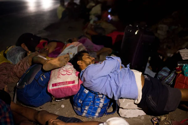 Mumbai India Mayo 2020 Los Trabajadores Migrantes Duermen Carretera Thane — Foto de Stock