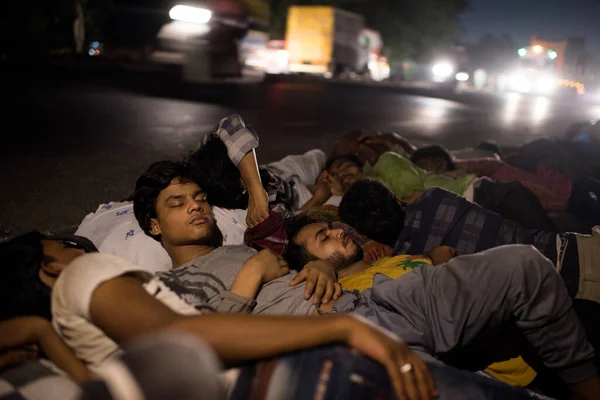 Mumbai India Mayo 2020 Los Trabajadores Migrantes Duermen Carretera Thane — Foto de Stock