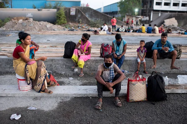 Mumbai India Mayo 2020 Trabajadores Migrantes Sientan Carretera Bhiwandi Viaje — Foto de Stock