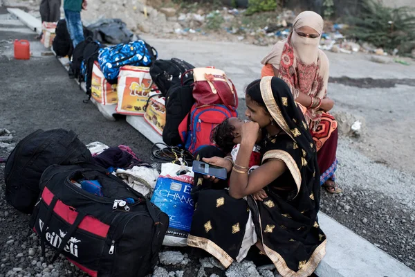 Mumbai India Mayo 2020 Trabajadores Migrantes Sientan Carretera Bhiwandi Viaje —  Fotos de Stock