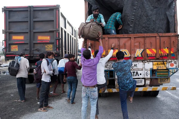 Mumbai India Травня 2020 Робітники Мігранти Сідають Вантажівку Багажем Зворотному — стокове фото