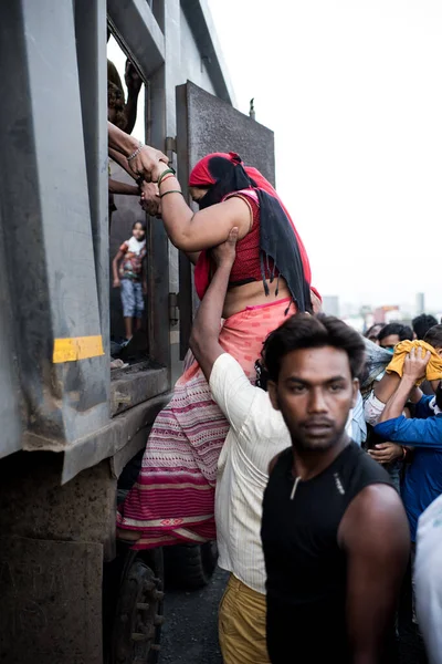 Mumbai India Mayo 2020 Los Trabajadores Migrantes Suben Camión Con —  Fotos de Stock