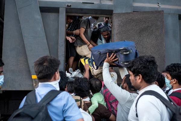 Mumbai India Mayo 2020 Los Trabajadores Migrantes Suben Camión Con — Foto de Stock