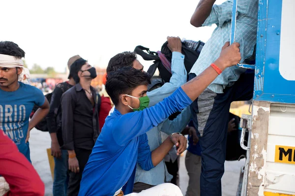 Mumbai India Mayo 2020 Los Trabajadores Migrantes Suben Camión Con — Foto de Stock