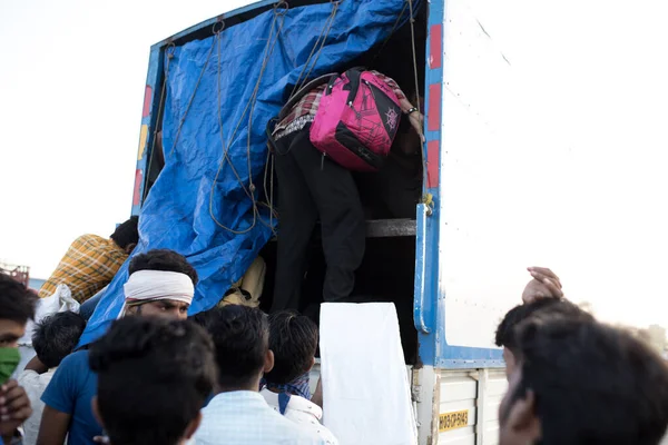 Mumbai India Mayo 2020 Los Trabajadores Migrantes Suben Camión Con — Foto de Stock