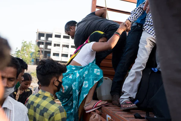 Мумбай Индия Мая 2020 Года Трудящиеся Мигранты Забираются Грузовик Своим — стоковое фото
