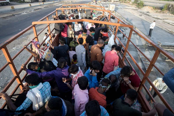 Mumbai India Mayo 2020 Los Trabajadores Migrantes Suben Camión Con —  Fotos de Stock