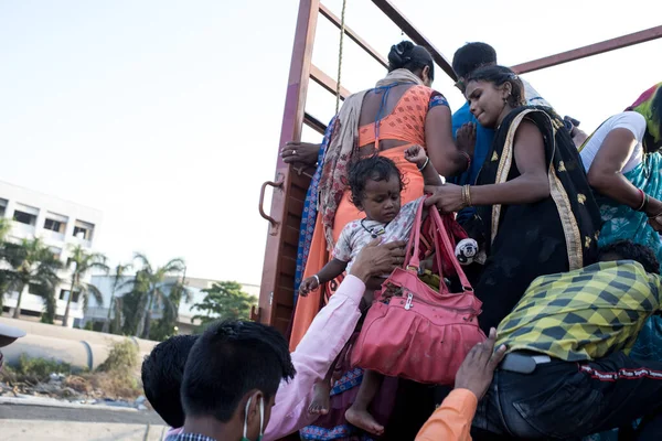 Mumbai India Mayo 2020 Los Trabajadores Migrantes Suben Camión Con —  Fotos de Stock