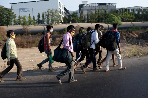 Mumbai India Mayo 2020 Trabajadores Migrantes Caminan Por Carretera Bhiwandi — Foto de Stock