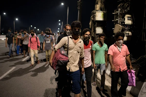 Mumbai India Mayo 2020 Los Trabajadores Migrantes Caminan Por Noche — Foto de Stock